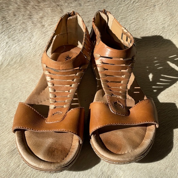 Earth Origins Shoes Earth Origins 75b Strappy Tan And Gold Leather Sandals With Back Zipper